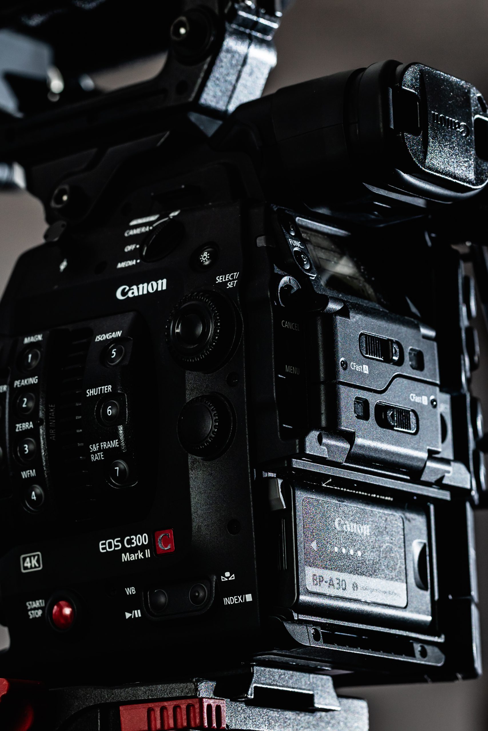 画像: プロのビデオ撮影用カメラ、Canon EOS C300 Mark IIの詳細。高性能な4K撮影機能を備え、優れた映像制作をサポートします。ビデオカ