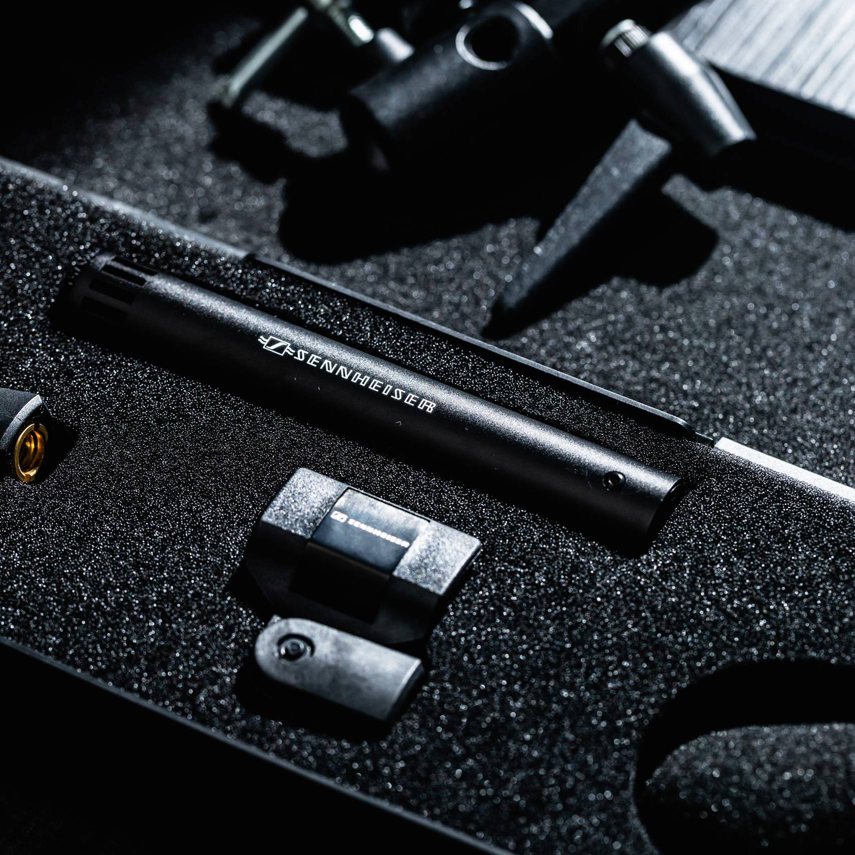 画像: プロのオーディオ機器ブランド、Sennheiserのマイクが専用ケースに収められている画像です。高品質な音響機器で知られるマイクロフォンは、スタジオ録