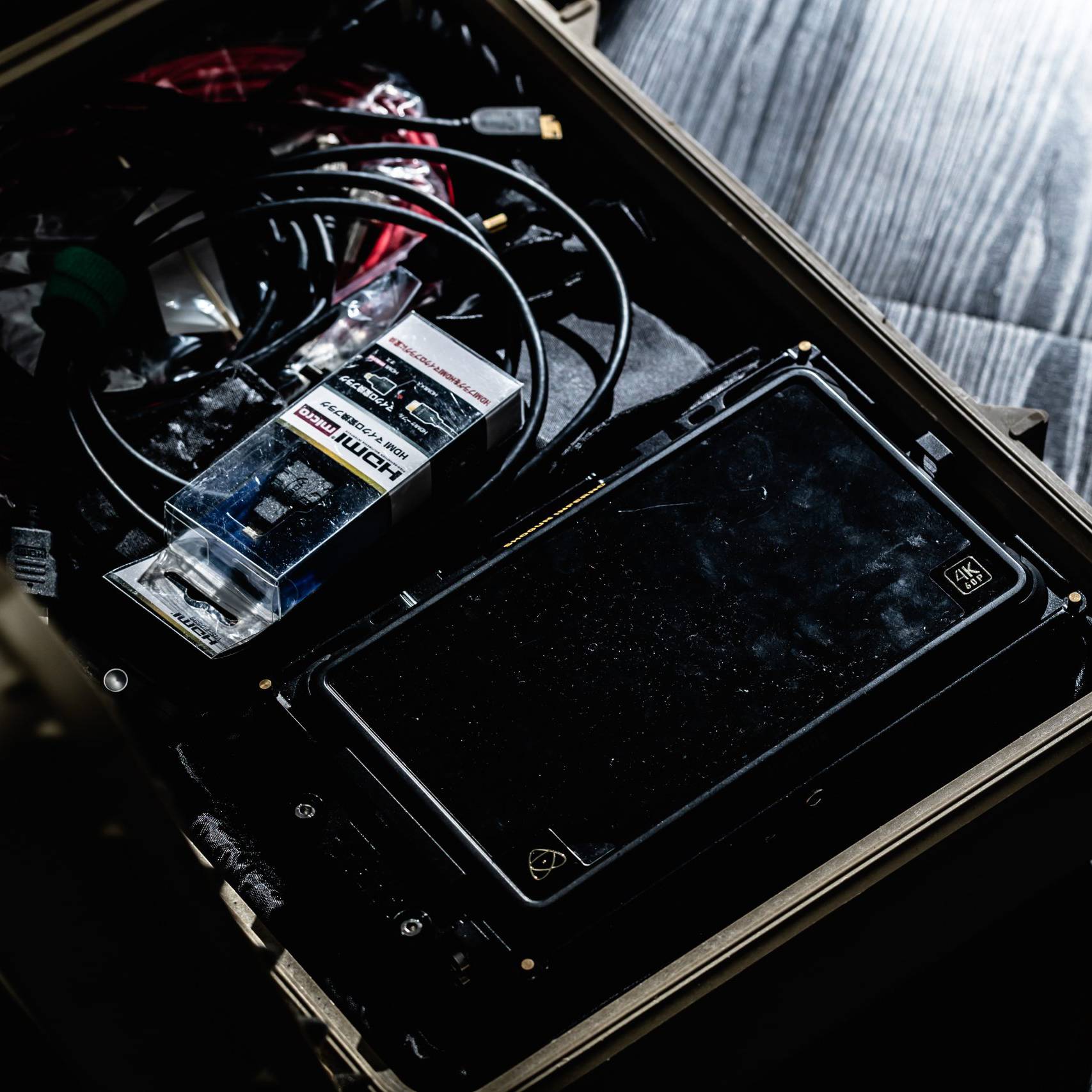 画像: 黒いケースの中に、4K画質対応の電子機器やHDMIスイッチ、およびさまざまなケーブルが収納されています。これらのデバイスは家電やIT関連のガ