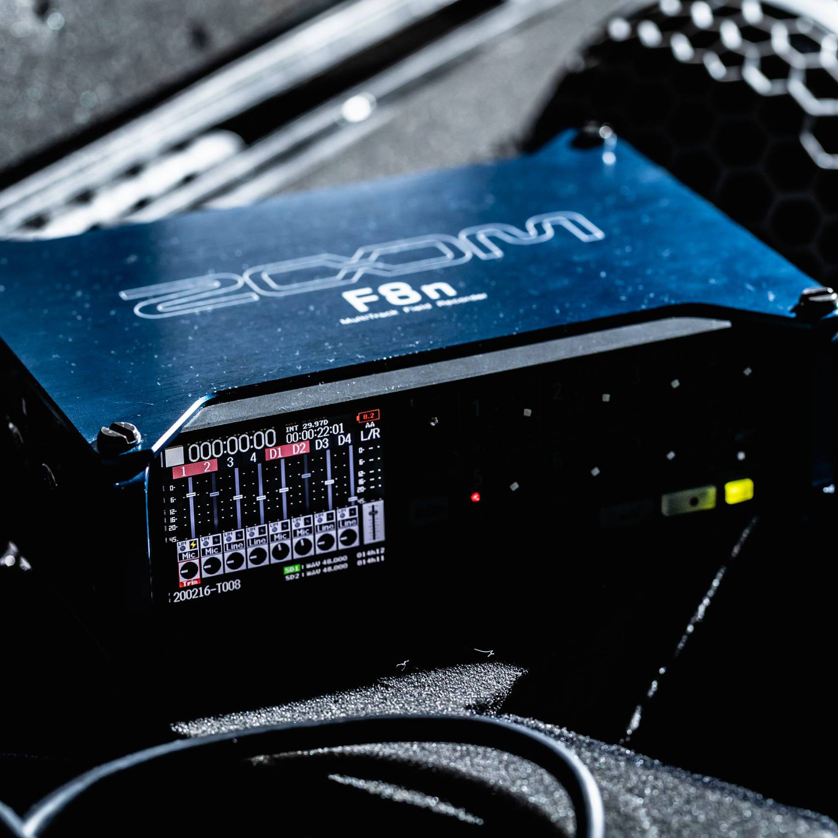 画像: プロフェッショナルなオーディオレコーダー「ZOOM F8n」が黒いケース内に設置されている様子。マイクロフォンと接続され、音響機材として使用され