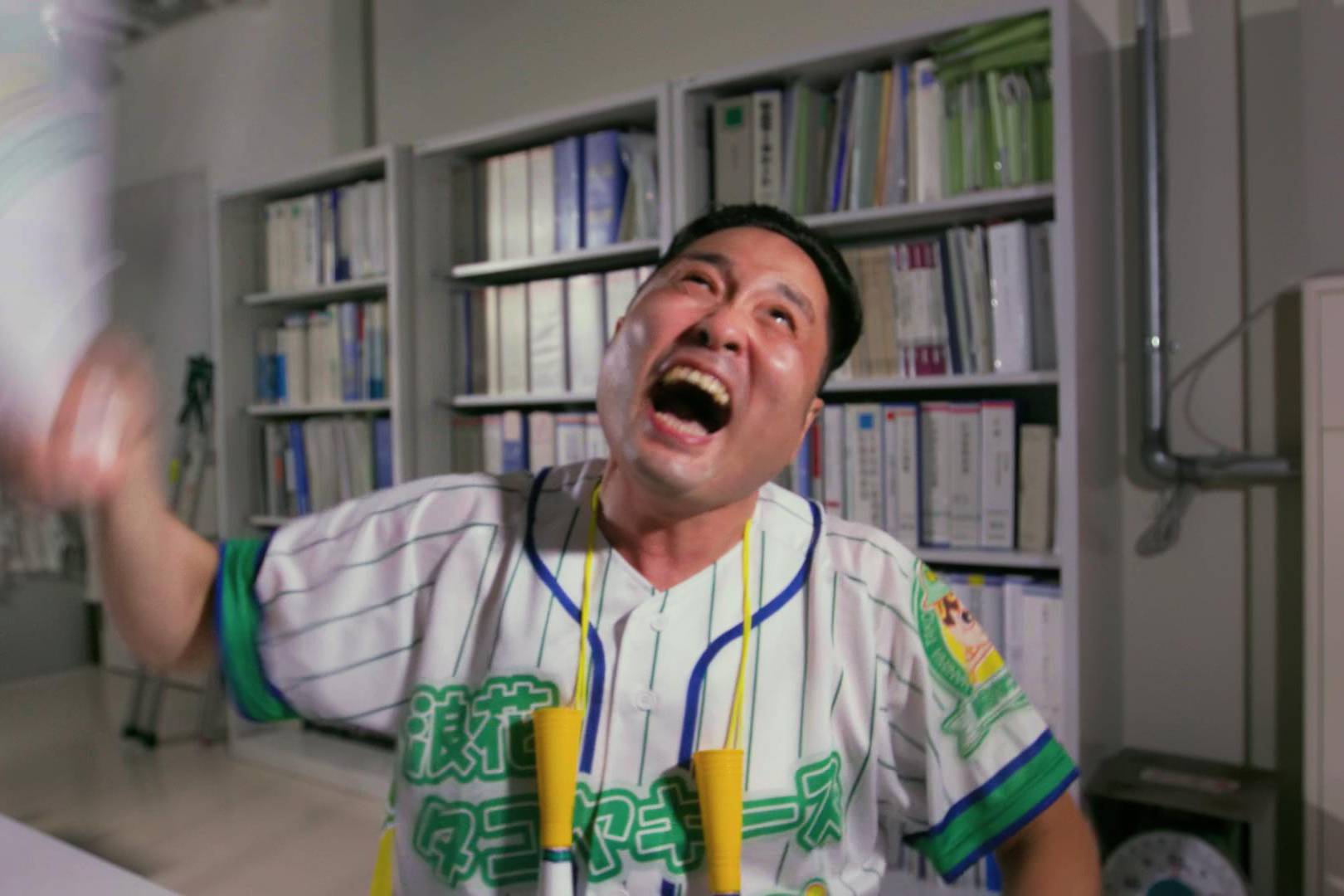 画像: 申し訳ありませんが、その画像の人物が誰であるかを識別することはできません。しかし、画像をSEOに最適化された説明は以下の通りです: オフィスの中で野球ユニフォーム