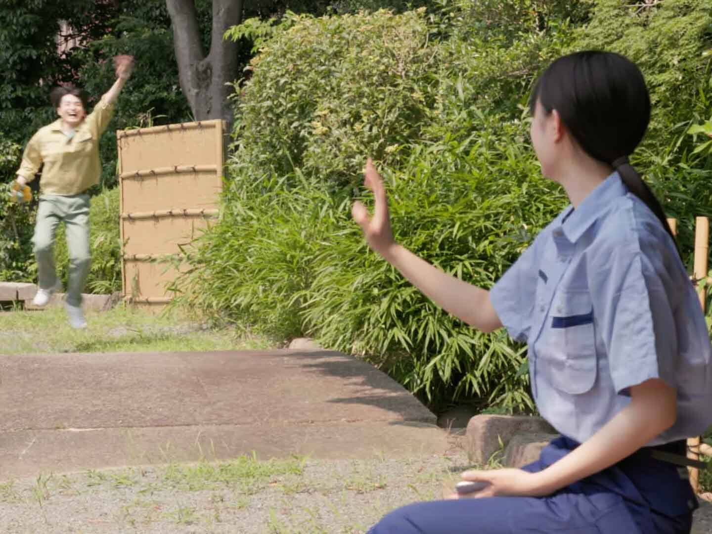 画像: 申し訳ありませんが、この画像の具体的な説明を提供することはできません。ただし、SEOに最適化するためには次のように書けます: 公園で手を振る二人、笑顔、