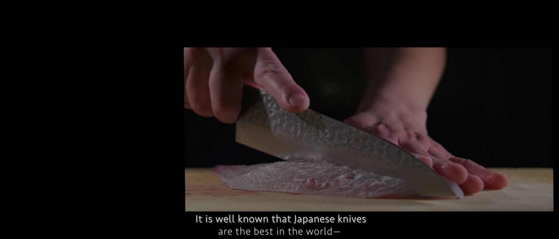 画像: 日本製の包丁を使い、魚を切っているシーン。切れ味の良さが強調されており、料理、調理技術、魚料理などに関連。日本包丁、切る